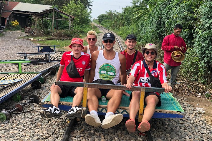 Battambang Visite privée de l'après-midi en train de bambou, grotte et village de chauves-souris
