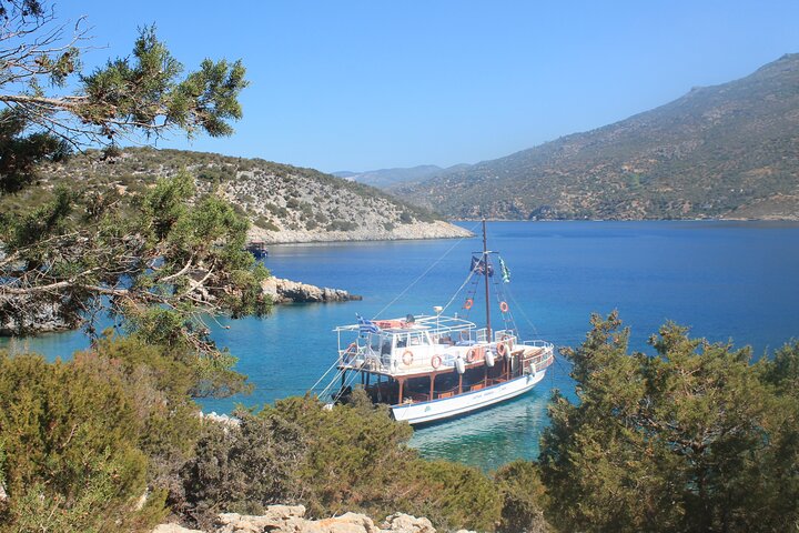 Excursión en barco de día completo a Samiopoula y Kakorema con almuerzo (y traslado)