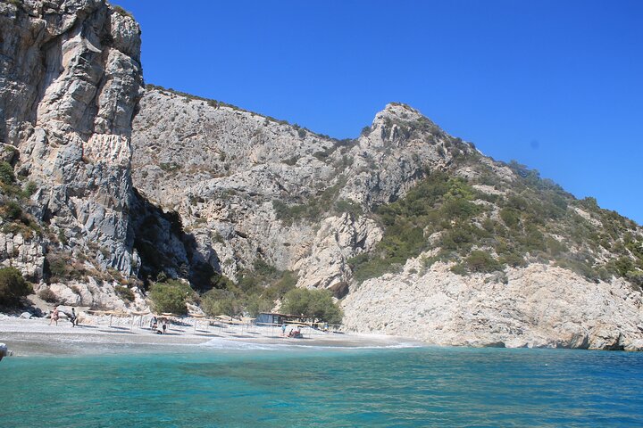 Excursión en barco de día completo a Samiopoula y Kakorema con almuerzo (y traslado)