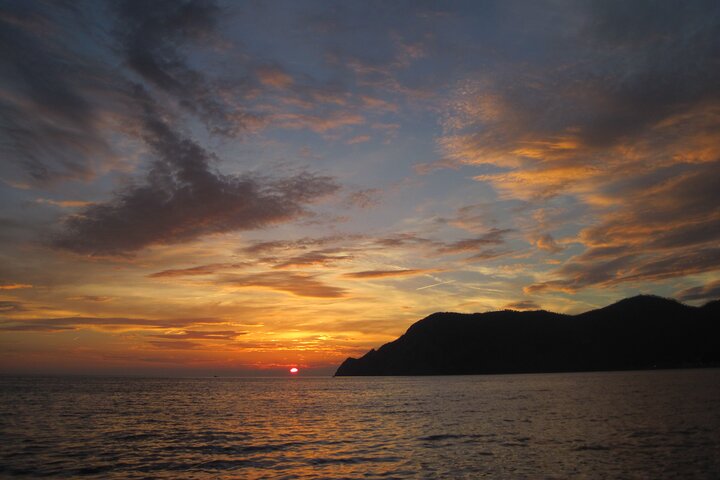 Experiencia de paseo en barco al atardecer en Cinque Terre con aperitivo y baño.