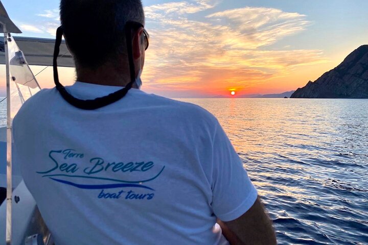 Experiencia de paseo en barco al atardecer en Cinque Terre con aperitivo y baño.