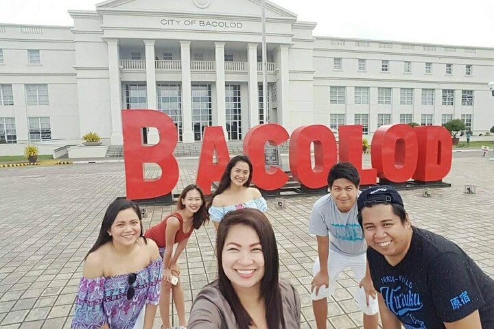 Tour de medio día a Bacolod con las ruinas y almuerzo de pollo en la piscina