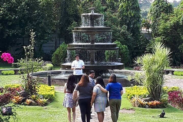 Tour de medio día a Bacolod con las ruinas y almuerzo de pollo en la piscina