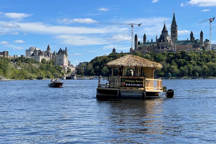 Lilo Drijvende Tiki Bar op de Ottawa River (Gatineau Pickup)