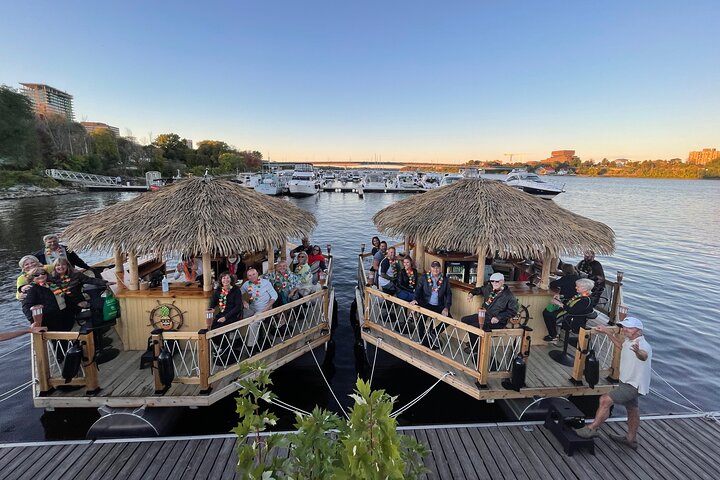Lilo Drijvende Tiki Bar op de Ottawa River (Gatineau Pickup)