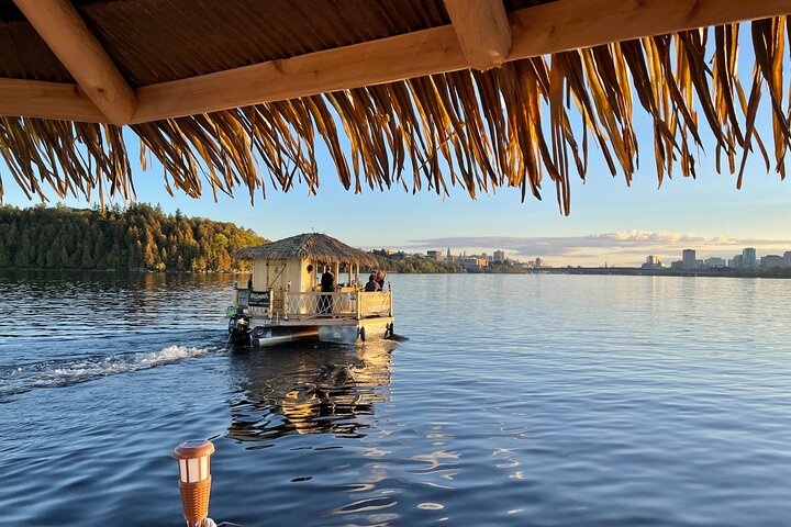 Lilo Drijvende Tiki Bar op de Ottawa River (Gatineau Pickup)