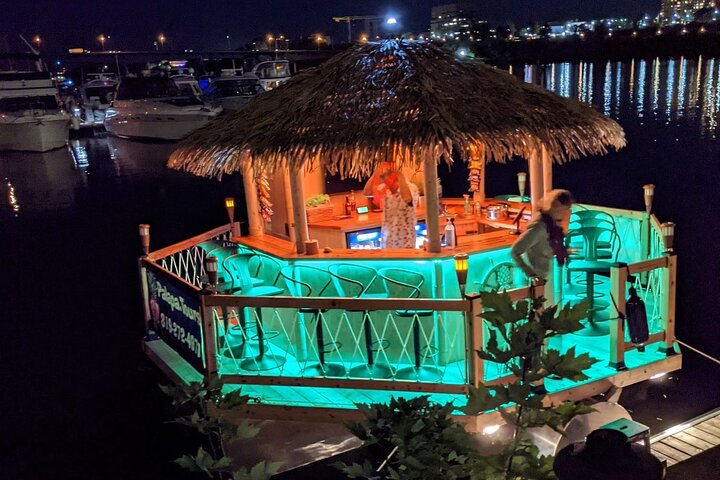 Lilo Drijvende Tiki Bar op de Ottawa River (Gatineau Pickup)