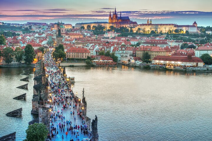 Privétransfer van Passau naar Praag met 2 uur sightseeing van lokale chauffeur