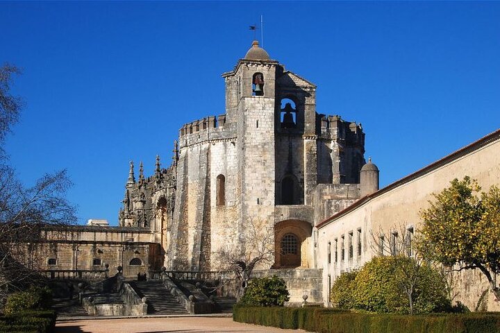 Visite privée d'une journée complète du château d'Ourém, de Tomar et d'Almourol depuis l'ouest