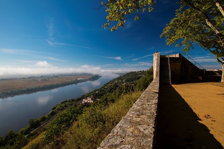 Visite privée d'une journée complète du château d'Ourém, de Tomar et d'Almourol depuis l'ouest