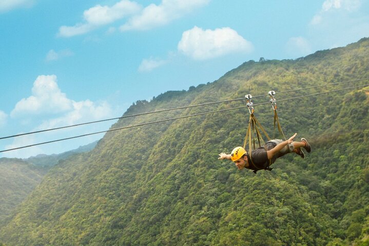 La tirolina bestia en Toroverde Adventure Park en Puerto Rico