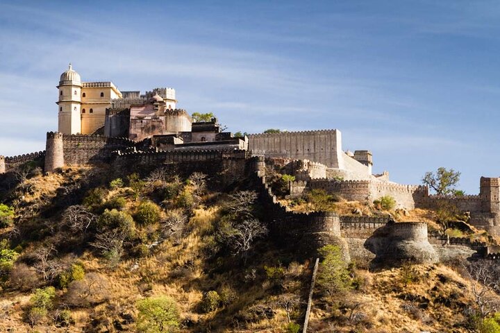 Dagstur till Kumbhalgarh & Ranakpur från Udaipur med guide och lunch
