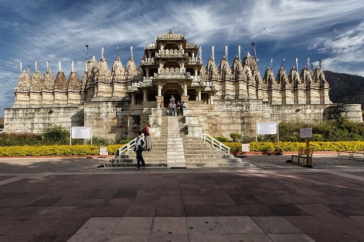 Dagstur till Kumbhalgarh & Ranakpur från Udaipur med guide och lunch