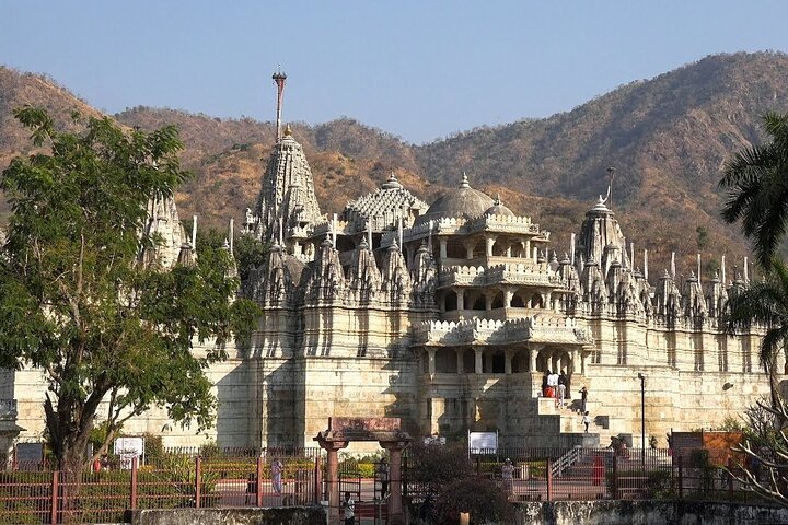 Dagstur till Kumbhalgarh & Ranakpur från Udaipur med guide och lunch