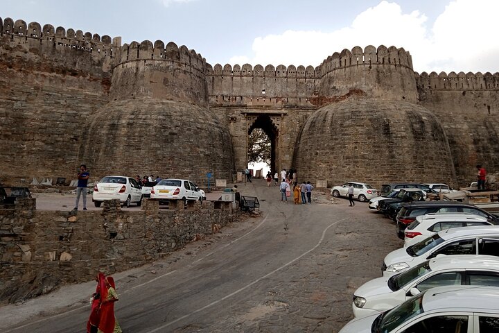 Dagstur till Kumbhalgarh & Ranakpur från Udaipur med guide och lunch