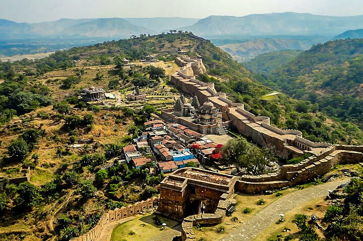 Dagstur till Kumbhalgarh & Ranakpur från Udaipur med guide och lunch