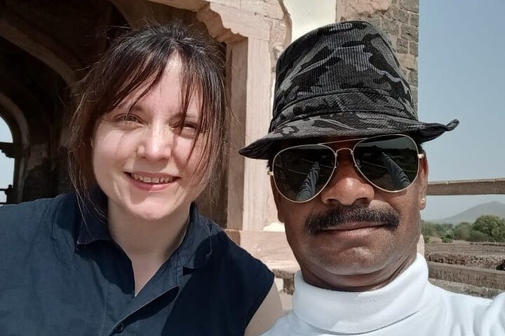 Indore nach Mandu und Maheshwar: Eine Tagestour zum Kulturerbe