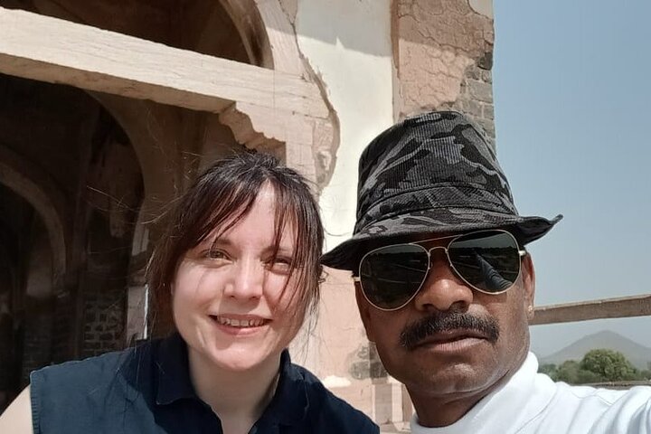 Indore nach Mandu und Maheshwar: Eine Tagestour zum Kulturerbe