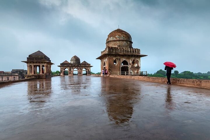 Indore nach Mandu und Maheshwar: Eine Tagestour zum Kulturerbe