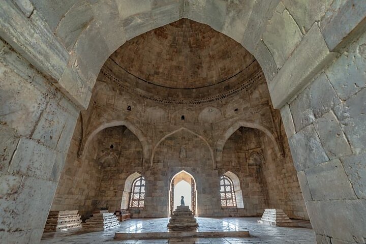 Indore nach Mandu und Maheshwar: Eine Tagestour zum Kulturerbe