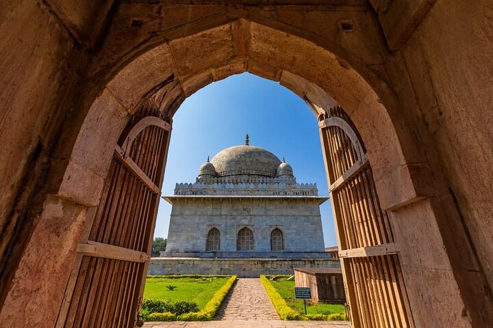 Indore nach Mandu und Maheshwar: Eine Tagestour zum Kulturerbe