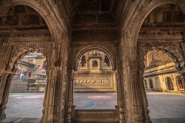 Indore nach Mandu und Maheshwar: Eine Tagestour zum Kulturerbe