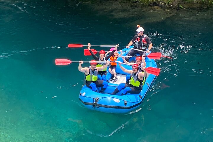 Forsränning i nationalparken Vikos Gorge med goprofilmning