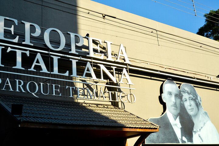Tour de cata de vinos con paseo en tren Maria Fumaça