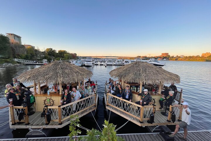 Moana galleggiante Tiki Bar sul fiume Ottawa (Ottawa PickUp)