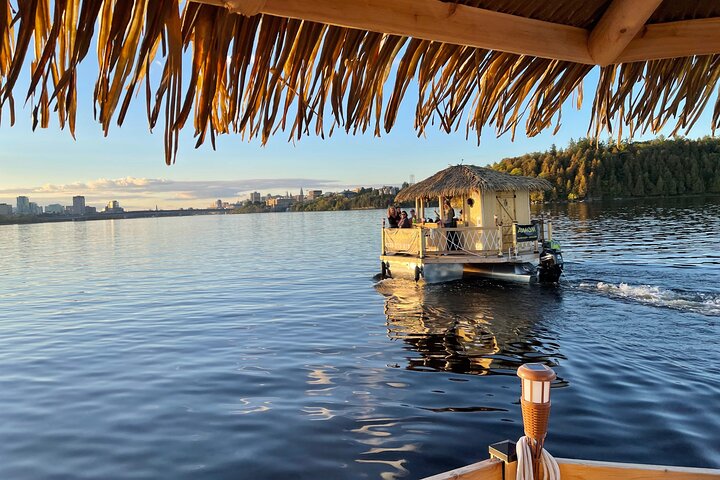 Moana galleggiante Tiki Bar sul fiume Ottawa (Ottawa PickUp)