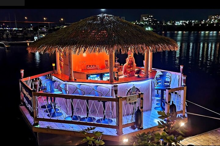 Moana galleggiante Tiki Bar sul fiume Ottawa (Ottawa PickUp)