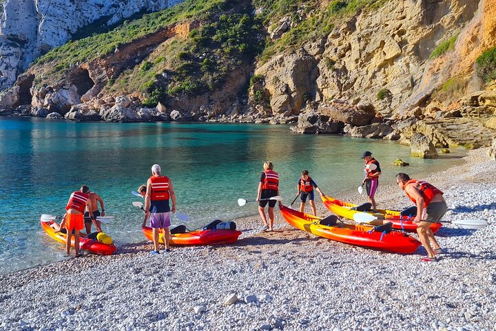 Cuevas inexploradas y paraíso para practicar snorkel: tour en kayak por Cala Granadella