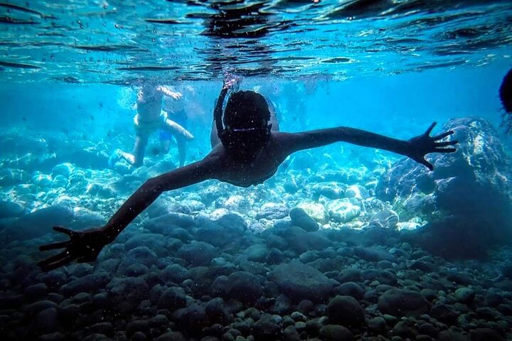 Cuevas inexploradas y paraíso para practicar snorkel: tour en kayak por Cala Granadella