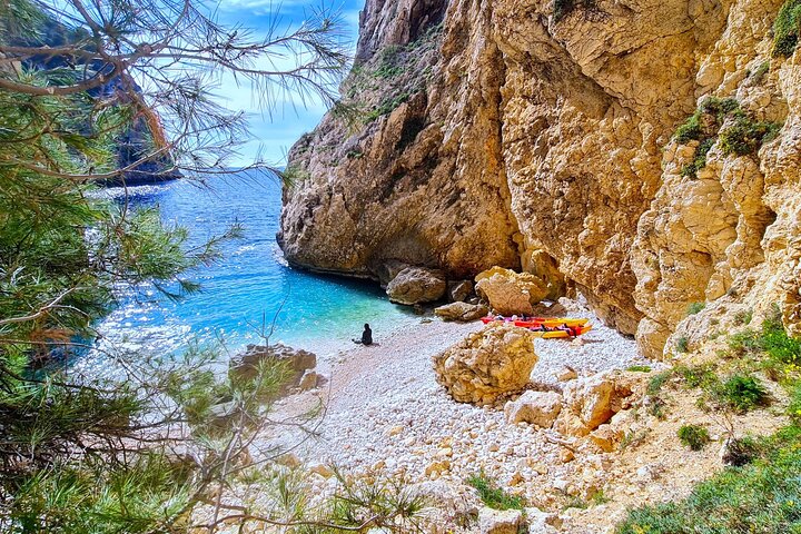 Cuevas inexploradas y paraíso para practicar snorkel: tour en kayak por Cala Granadella