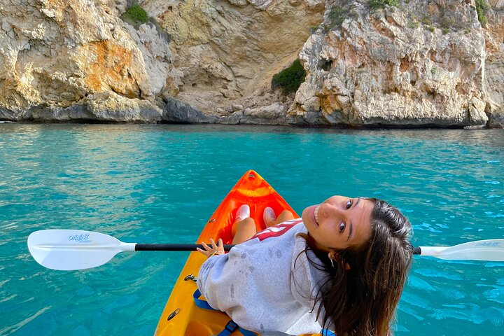 Cuevas inexploradas y paraíso para practicar snorkel: tour en kayak por Cala Granadella