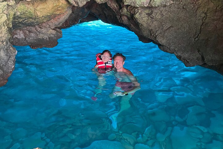 Cuevas inexploradas y paraíso para practicar snorkel: tour en kayak por Cala Granadella