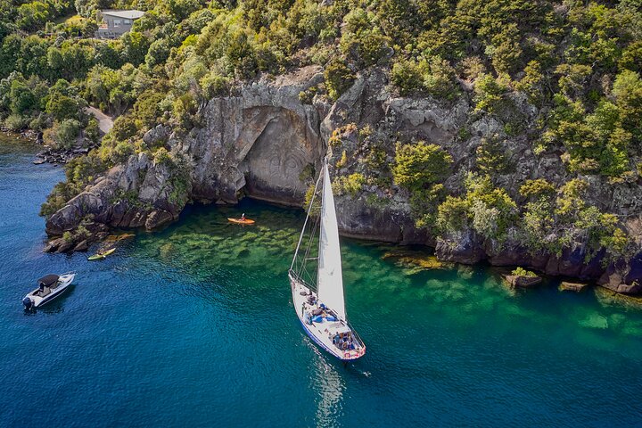 Klassisk sejlads - Māori Rock Carvings - Taupo Sailing Adventures