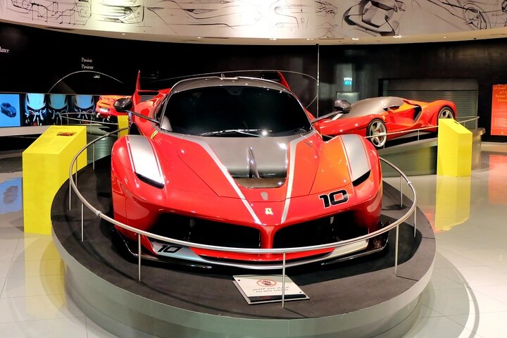 Lassen Sie die Ferrari World Abu Dhabi Tour aus