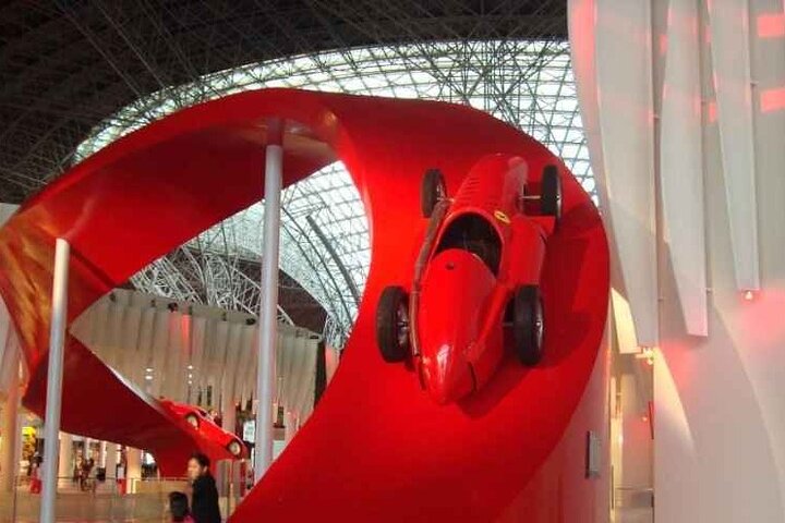 Lassen Sie die Ferrari World Abu Dhabi Tour aus