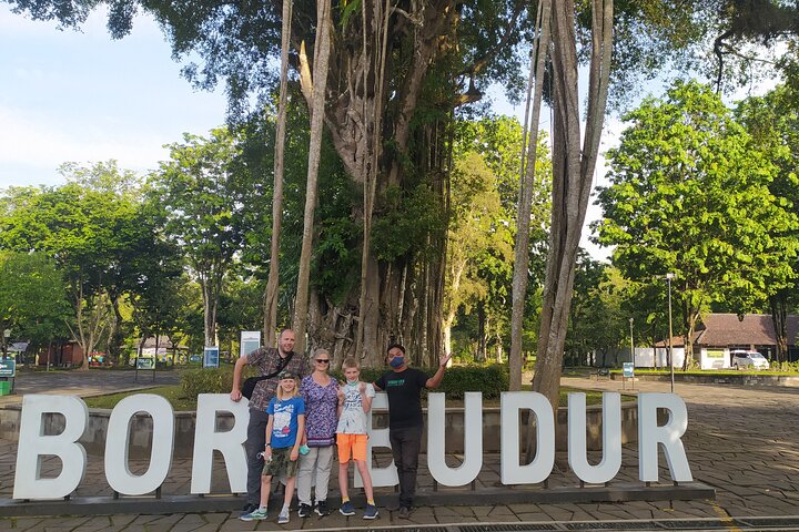 Subida a la cima del templo de Borobudur y templo de Prambanan: tour de 1 día