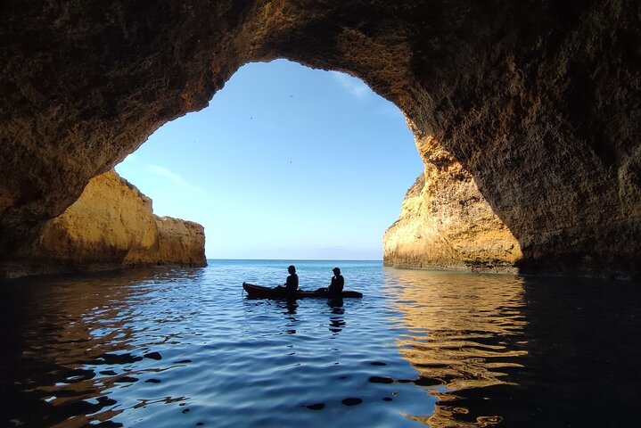 Benagil : grotte, spiagge e luoghi segreti Tour guidato in kayak
