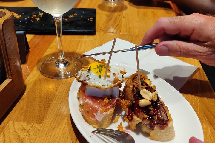 L'authentique Bilbao Pintxos, visite gastronomique et viticole avec un local
