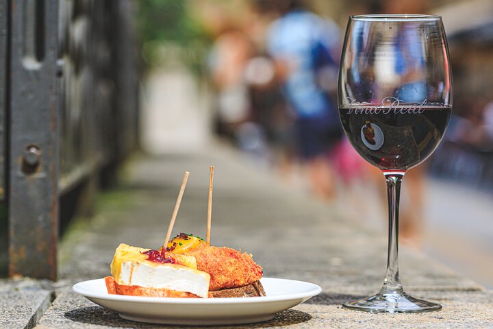 L'authentique Bilbao Pintxos, visite gastronomique et viticole avec un local