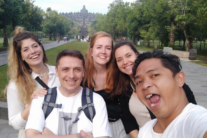 Subida a la cima del templo de Borobudur y templo de Prambanan: tour de 1 día