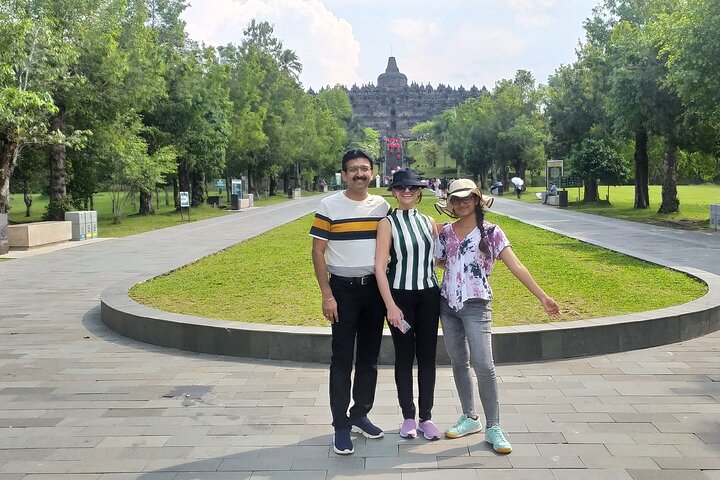 Subida a la cima del templo de Borobudur y templo de Prambanan: tour de 1 día