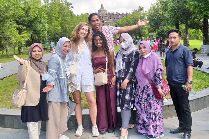 Subida a la cima del templo de Borobudur y templo de Prambanan: tour de 1 día