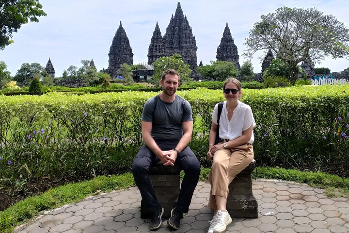 Subida a la cima del templo de Borobudur y templo de Prambanan: tour de 1 día