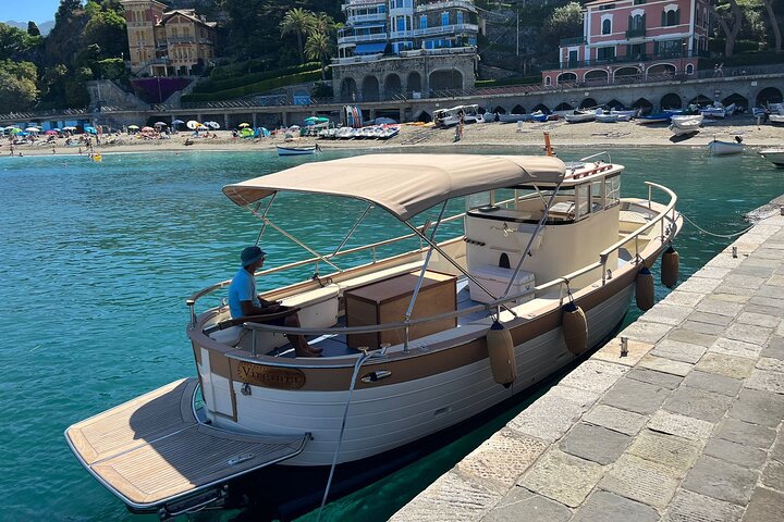 Experiencia de paseo en barco al atardecer en Cinque Terre con aperitivo y baño.