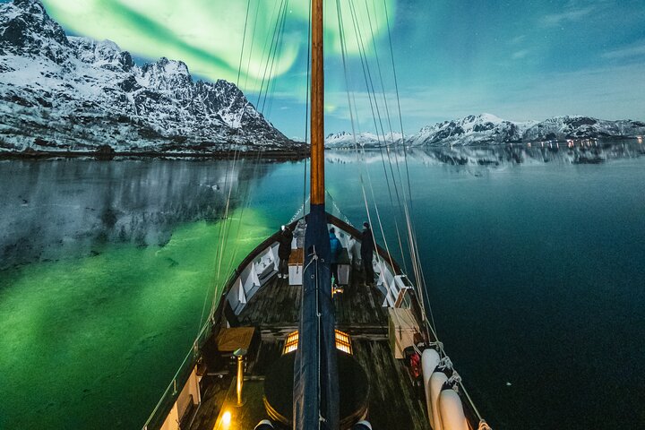 Luxury Northern Lights Yacht Cruise with Hot Tub from Tromsø