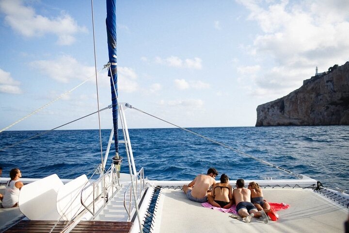 Une journée en mer depuis Dénia ou Jávea avec barbecue à bord du catamaran